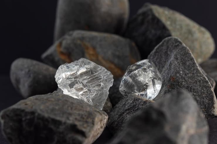 עם השנים, תנועה של מַגְמָה במעמקי האדמה מעלה על פניה (או קרוב לפניה) את היהלומים שנוצרו בעומקה. יהלומים לא מלוטשים | Shutterstock, EgolenaHK עם השנים, תנועה של מַגְמָה במעמקי האדמה מעלה על פניה (או קרוב לפניה) את היהלומים שנוצרו בעומקה. יהלומים לא מלוטשים | Shutterstock, EgolenaHK