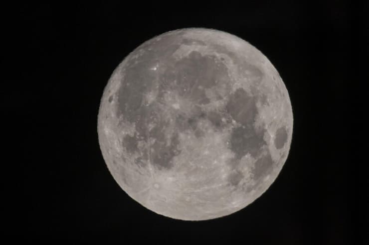 ירח-על ביוון (צילום: Nicolas Economou, Reuters) ירח-על ביוון