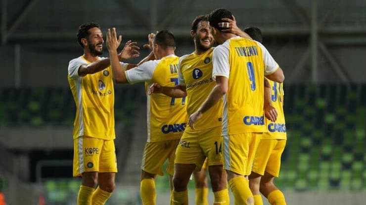 הבטיחו הכנסות של לפחות 60 מיליון שקל. שחקני מכבי ת"א חוגגים (צילום באדיבות מכבי ת"א) מכבי ת"א - פוניבז'