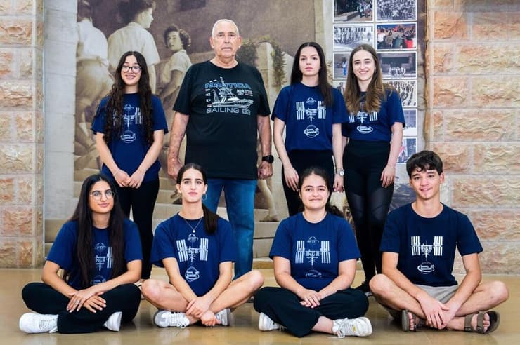 התיכוניסטים ששלחו את הניסוי שלהם לחלל עם המורה ניקי בסט