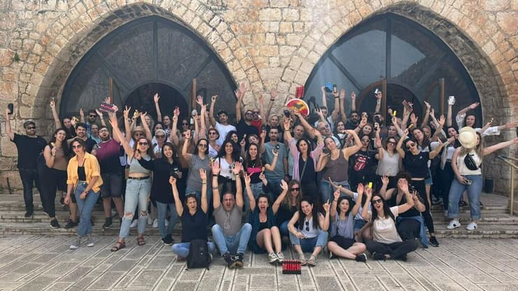 אירוןע חברה במבצר יחיעם. יש יותר עובדות מעובדים. 