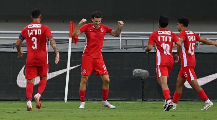 שחקני הפועל תל אביב חוגגים