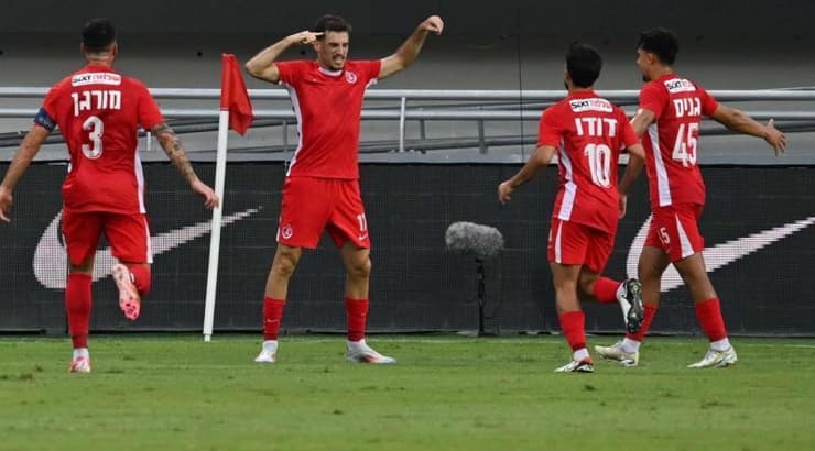 שחקני הפועל תל אביב חוגגים