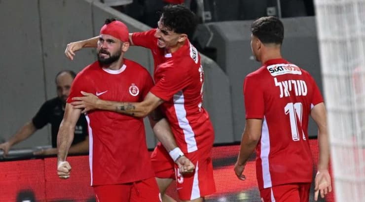 מילאן מקאריץ' חוגג עם שחקני הפועל תל אביב