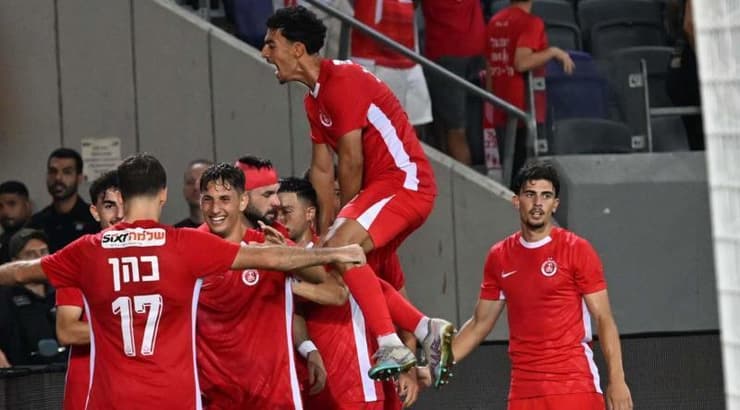 שחקני הפועל תל אביב חוגגים