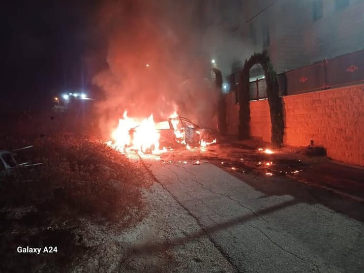 צעירים קיצוניים יהודים נכנסו לכפר ג'ת והציתו רכבים