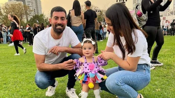 עם אשתו ובתו. נהרדע משה נהרדע נהרג בתאונת דרכים בכביש החוף