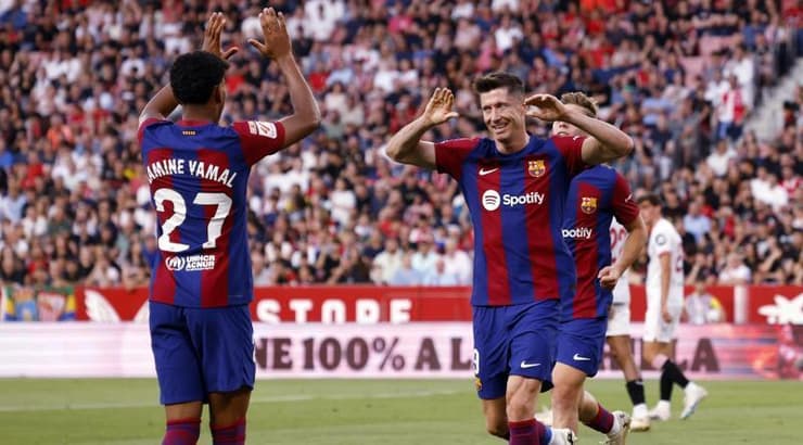 רוברט לבנדובסקי ולאמין ימאל חוגגים (רויטרס) רוברט לבנדובסקי ולאמין ימאל חוגגים