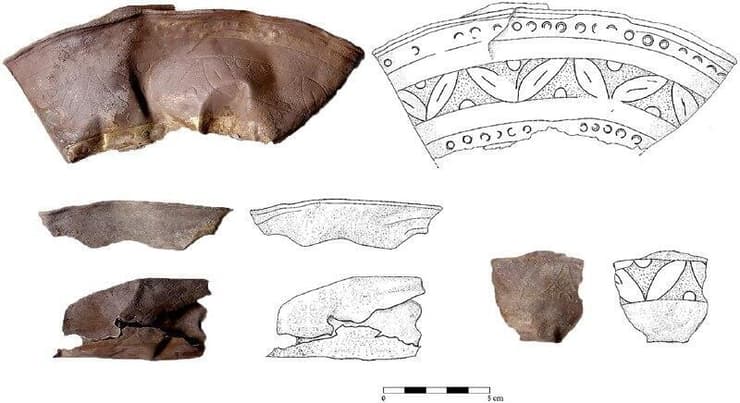 איור של פריטים שנמצאו בקבר