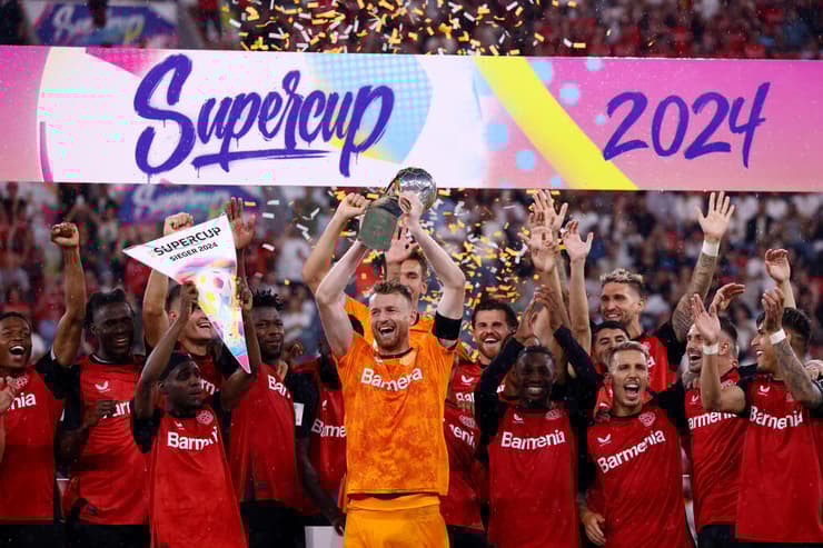 עוד תואר. שחקני באייר לברקוזן (צילום: REUTERS/Thilo Schmuelgen) שחקני באייר לברקוזן חוגגים את הזכייה בסופרקאפ