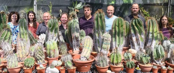 מימין: ד"ר שגית מאיר, ד"ר אווה הייניג, ד"ר ניקולאי קוזמיץ', פרופ' אסף אהרוני, ד"ר שירלי ברמן, ד"ר יואב פלג, הילה חרט וד"ר אילנה רוגצ'ב (צולם במשתלת רגב) (צילום: מסע הקסם המדעי, מכון ויצמן למדע) מימין: ד"ר שגית מאיר, ד"ר אווה הייניג, ד"ר ניקולאי קוזמיץ', פרופ' אסף אהרוני, ד"ר שירלי ברמן, ד"ר יואב פלג, הילה חרט וד"ר אילנה רוגצ'ב (צולם במשתלת רגב)