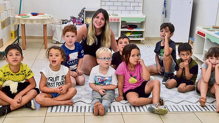 דאגה לקראת האחד בספטמבר. ילדי קיבוץ אילון בגן המפונה בבית אלפא (צילום: שרון צור) yk14042201