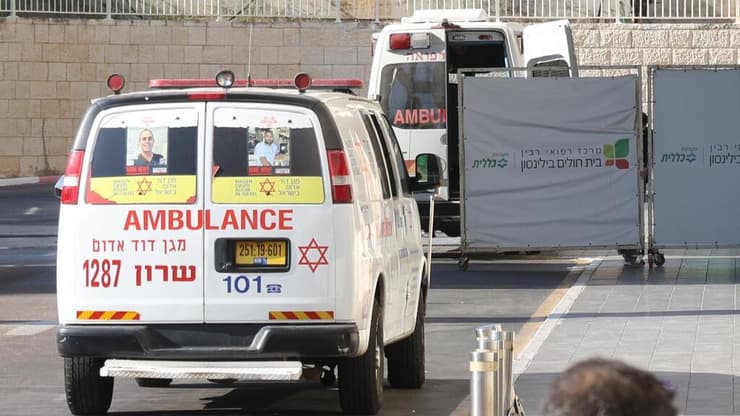 טרגדיה בבית החולים בילינסון בפתח תקווה. ארכיון (צילום: שאול גולן ) פינוי הפצוע בפיגוע בקדומים לבית החולים בילינסון