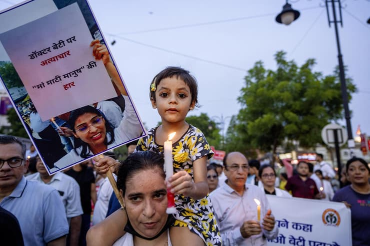 גם סלבריטאים וכוכבי תעשיית הסרטים של בוליווד נרתמו למחאה. הודו בסוף השבוע (צילום:AP /Rajesh Kumar Singh) הודו רופאה נרצחה ו נאנסה ב בית חולים הפגנה ב אללהאבד