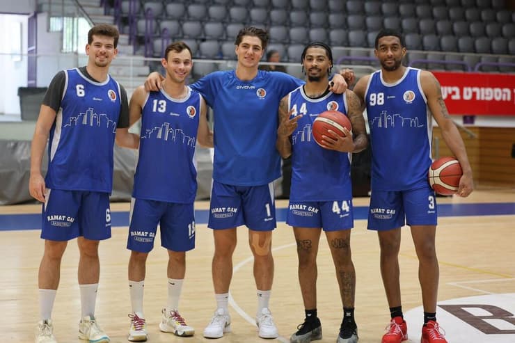 מימין לשמאל: סטיבנס, גאלינאט, אריאל, הובר וסהר (צילום: באדיבות מכבי עירוני רמת גן) מימין לשמאל: סטיבנס, גאלינאט, אריאל, הובר וסהר