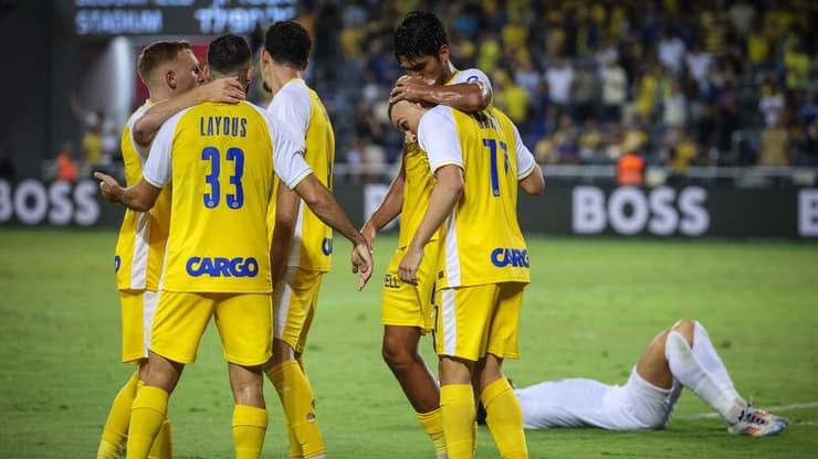 כבר הבטיחו שלב בתים אירופי. שחקני מכבי ת"א חוגגים (צילום: עוז מועלם) שחקני מכבי ת"א