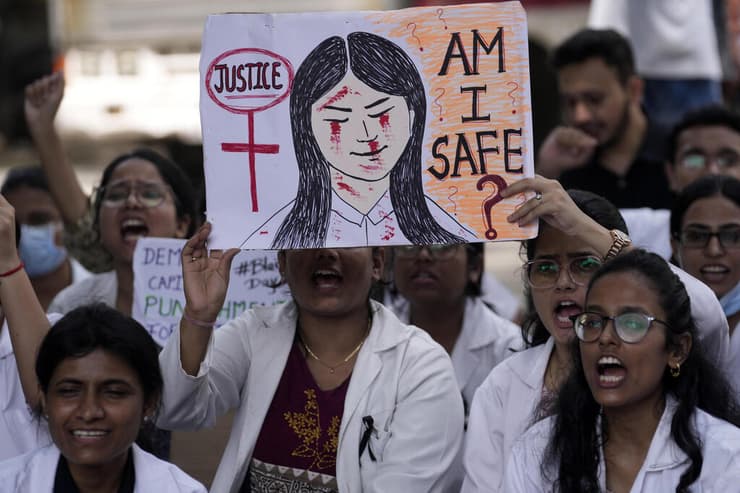 "האם אני בטוחה?". רופאות ורופאות-לעתיד מפגינות במומבאי (צילום: AP /Rajanish Kakade) הודו רופאה נרצחה ו נאנסה ב בית חולים הפגנה מומבאי