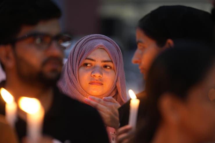 נר לזכר הנרצחת, ששמה לא הותר לפרסום. עצרת בג'אמו, הודו, בסוף השבוע (צילום: AP /Channi Anand) הודו רופאה נרצחה ו נאנסה ב בית חולים הפגנה ב ג'אמו