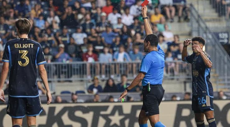 השופט שולף אדום לבריבו