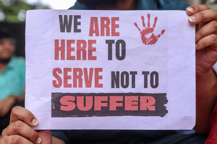 "אנחנו כאן כדי לתת שירות, לא כדי לסבול". הפגנת רופאות ורופאים בהודו ביום שישי (צילום: EPA /DIVYAKANT SOLANKI) הודו רופאה נרצחה ו נאנסה ב בית חולים הפגנה מומבאי