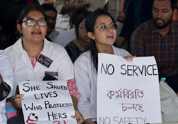 רופאות עם השלטים "אין שירות" ו"היא הצילה חיים - מי הגן עליה?"
(צילום: EPA /PIYAL ADHIKARY) הודו רופאה נרצחה ו נאנסה ב בית חולים הפגנה