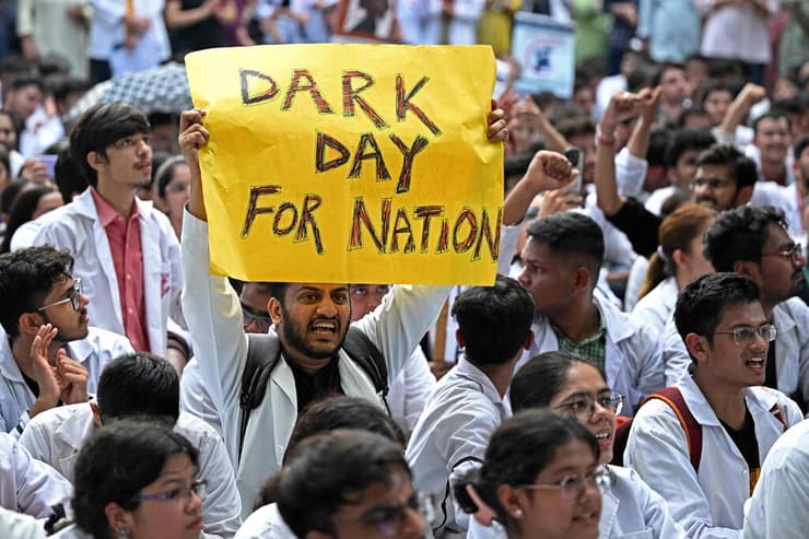 "יום שחור למדינה". הפגנה בניו דלהי בסוף השבוע (צילום: Sajjad HUSSAIN / AFP) הודו רופאה נרצחה ו נאנסה ב בית חולים הפגנה ניו דלהי