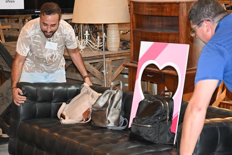 מתנדבים סוחבים ומרכיבים את חזית הבית