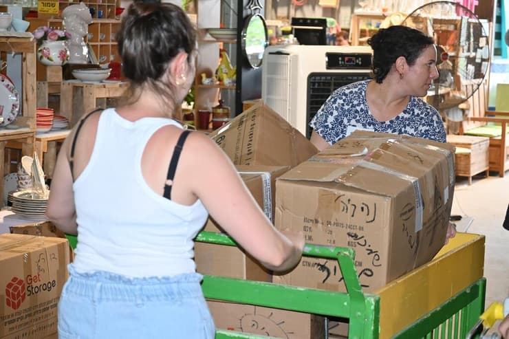 מתנדבים סוחבים ומרכיבים את חזית הבית