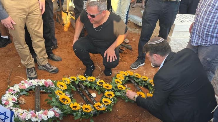 הלוויתו של גדעון פרי בקדומים