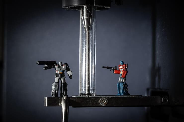 מכשיר בשם Facs. המשמש זיהוי של סימנים על פני תאי דם, מח עצם ותאי גידול על מנת להבדיל בין תאים תקינים לתאי מחלה. המיניאטורות שהן הרובוטריקים האדום טוב והשני רע מייצגים את המאבק הנצחי בין הטוב לרע כפי דתאים חולים ותאים בריאים נאבקים על חייו של הילד