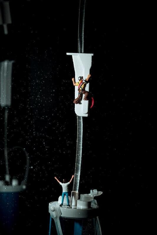 מטפסי הרים על מתקן עירוי. כל טיפוס עוד שלב בדרך להחלמה