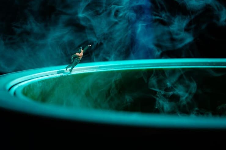 מקרר חנקן נוזלי. מוצג שחיין מיניאטורי המתכונן לקפוץ לברכה. הבריכה עשויה מחנקן נוזלי המדמה את הסיטואציה המורכבת של שמירת מח עצם לפני השתלה באמצעות המכשיר