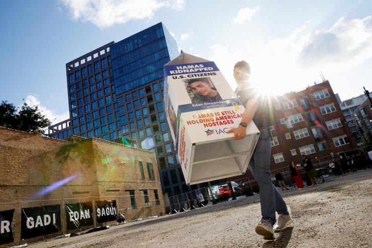 תערוכת אומנות בשיקגו של חטופים על קרטוני חלב