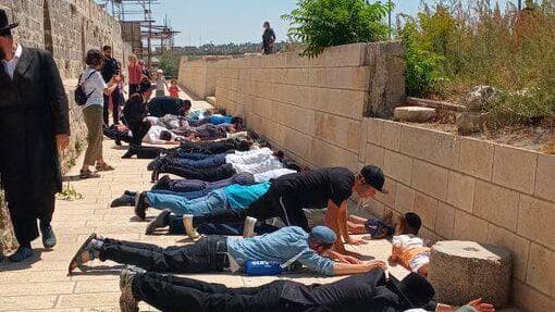 תפילות יהודים בהר הבית בניגוד להנחיות 