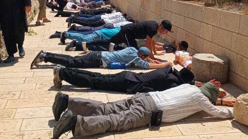 תפילות יהודים בהר הבית בניגוד להנחיות 