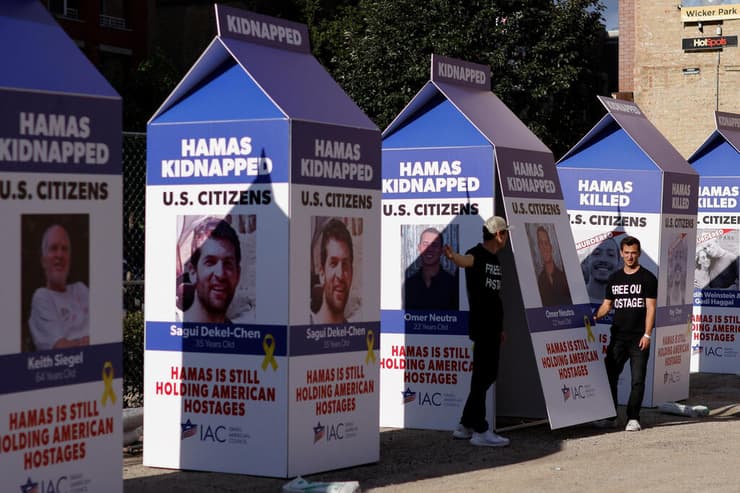 תערוכת אומנות בשיקגו של חטופים על קרטוני חלב