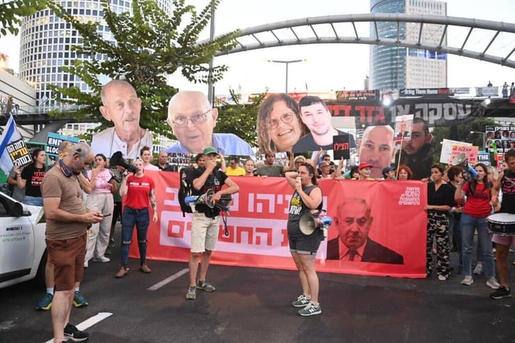 הפגנה בשער בגין להחזרת החטופים. נעשינו נחושות ומאורגנות (צילום: יאיר שגיא) הפגנה בשער בגין להחזרת החטופים