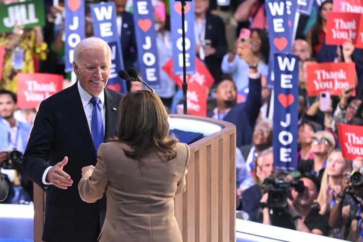 קמלה האריס וג'ו ביידן על הבמה בוועידה של המפלגה הדמקורטית