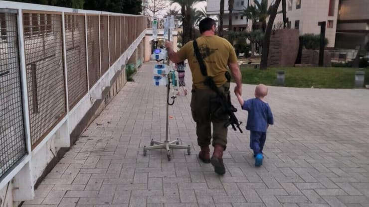 אדם מניס עם אביו אלכס