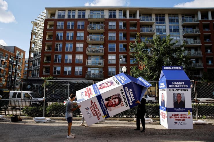 תערוכת אומנות בשיקגו של חטופים על קרטוני חלב