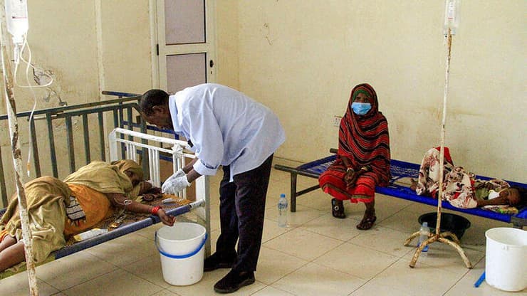 "מערכת הבריאות קרסה, נשים הרות ותינוקות מתים במספרים גבוהים ומזעזעים". חולים עם כולרה בסודן (צילום: AFP) חולים עם כולרה מטופלים במרכז בידוד במחוז קסלה במזרח סודן