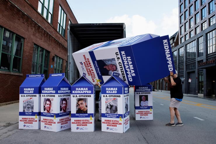 תערוכת אומנות בשיקגו של חטופים על קרטוני חלב