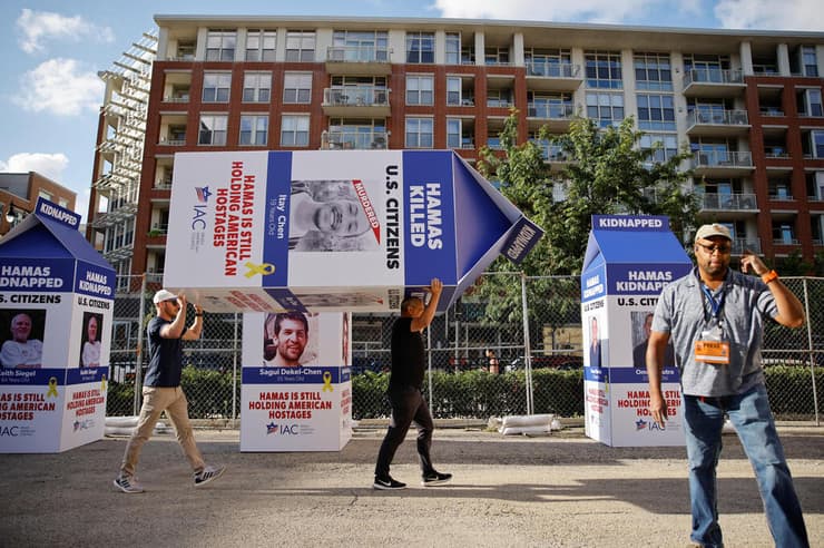 תערוכת אומנות בשיקגו של חטופים על קרטוני חלב