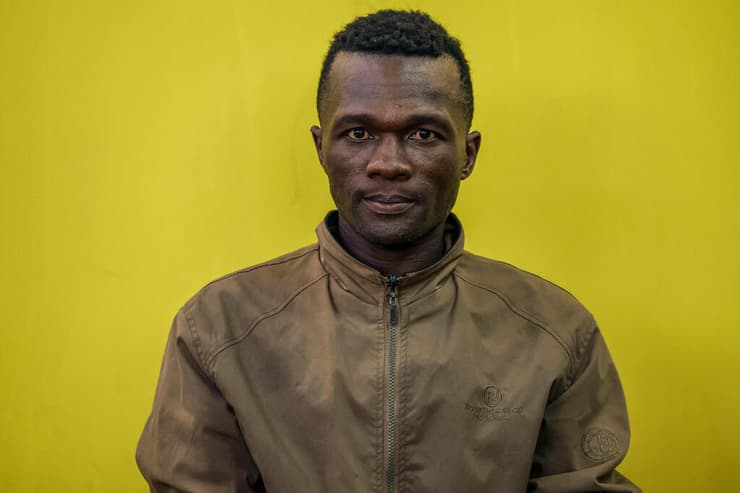 הרוצח הנמלט חלושה. "הנרצחת הראשונה הייתה אשתו" (צילום: SIMON MAINA / AFP) קניה קולינס ג'ומאיסי חלושה רוצח סדרתי