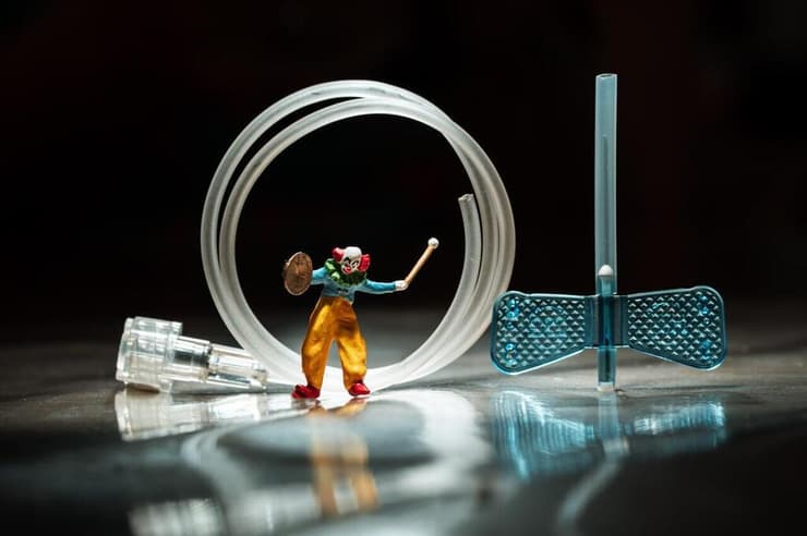 צינורית לעירוי ובדיקות דם עם ליצן מיניאטורי. צחוק הוא התרופה הטובה ביותר