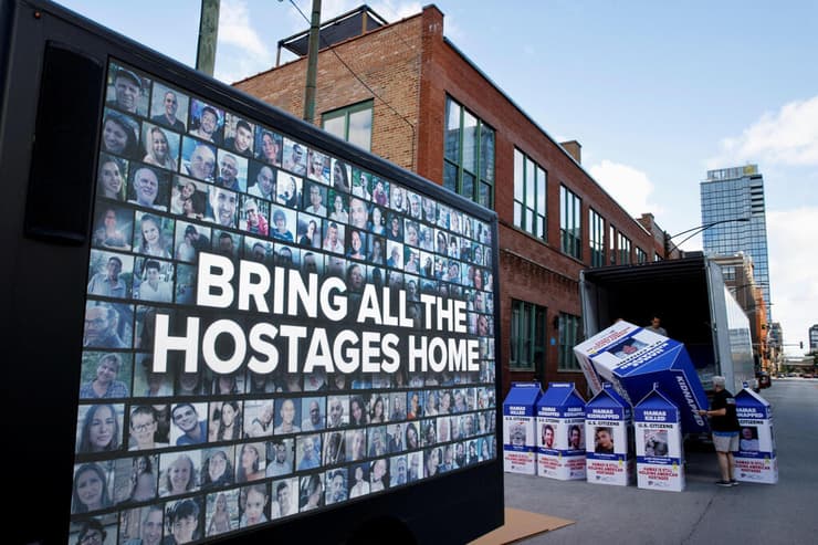 תערוכת אומנות בשיקגו של חטופים על קרטוני חלב