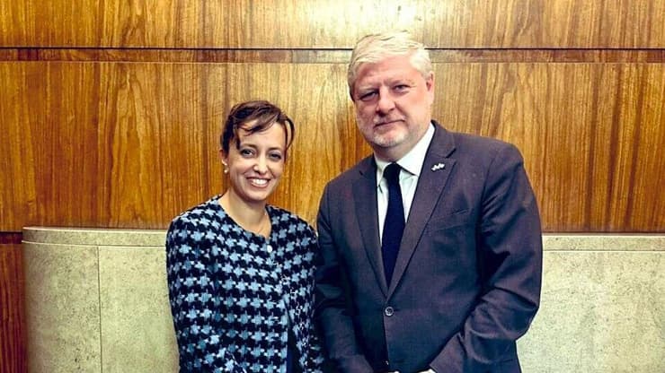 שר החוץ של סקוטלנד אנגוס רוברטסון בפגישה עם סגנית שגריר ישראל בבריטניה דניאלה גרודסקי