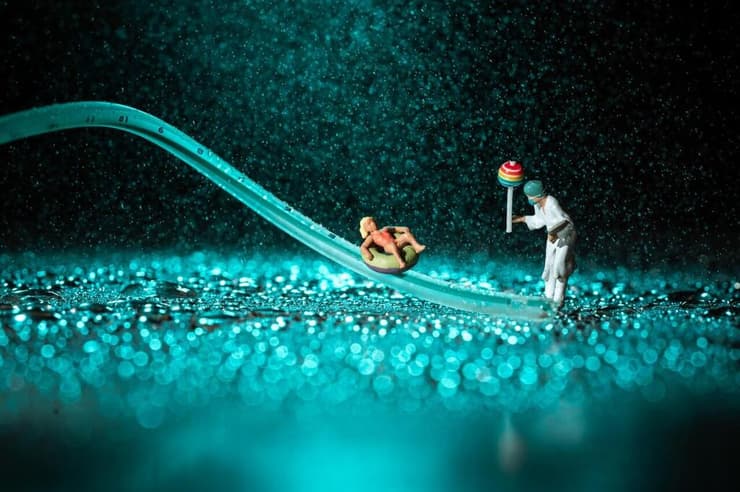 זונדה כגלישה. רופא ממתין להעניק סוכריה על מקל. גם בטיפולים נשארים ילדים