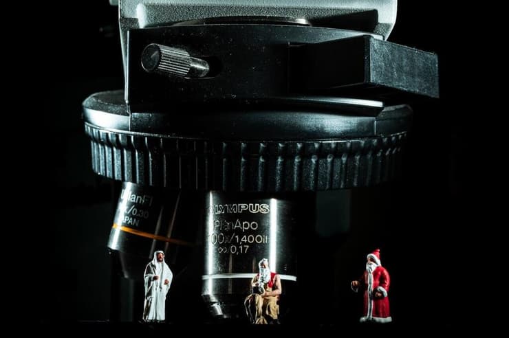 מיקרוסרופ פלאורסנטי שמאבחן בתוך דעות במקום ימים. 3 מיניאטורות כול אחת מייצגת דת אחרת. משה רבינו, סנטה קלאוס ודמות מוסלמית. עמותת חיים מטפלת בכלל הילדים החולים ללא הבדל דת, גזע או מין