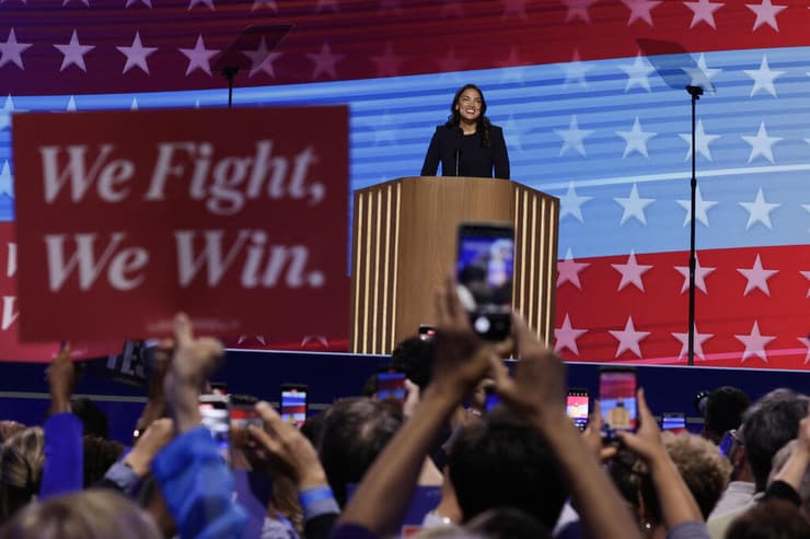 אלכסנדריה אוקסיו קורטז AOC נואמת בוועידה הדמוקרטית שיקגו ארה"ב